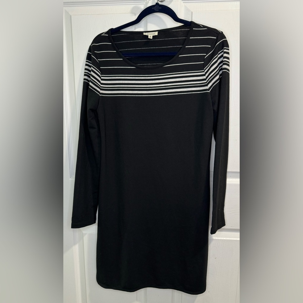 Max Studio Black w/White Striped Detail Long Sleeve Dress. Size M. Round Hems.